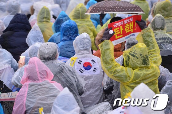 3·1절인 1일 오후 서울 광화문광장 일대에서 18차 범국민행동의 날 집회가 열리고 있다.2017.3.1/뉴스1 © News1 신웅수 기자