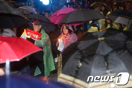 우중 행진 '박근혜 구속'