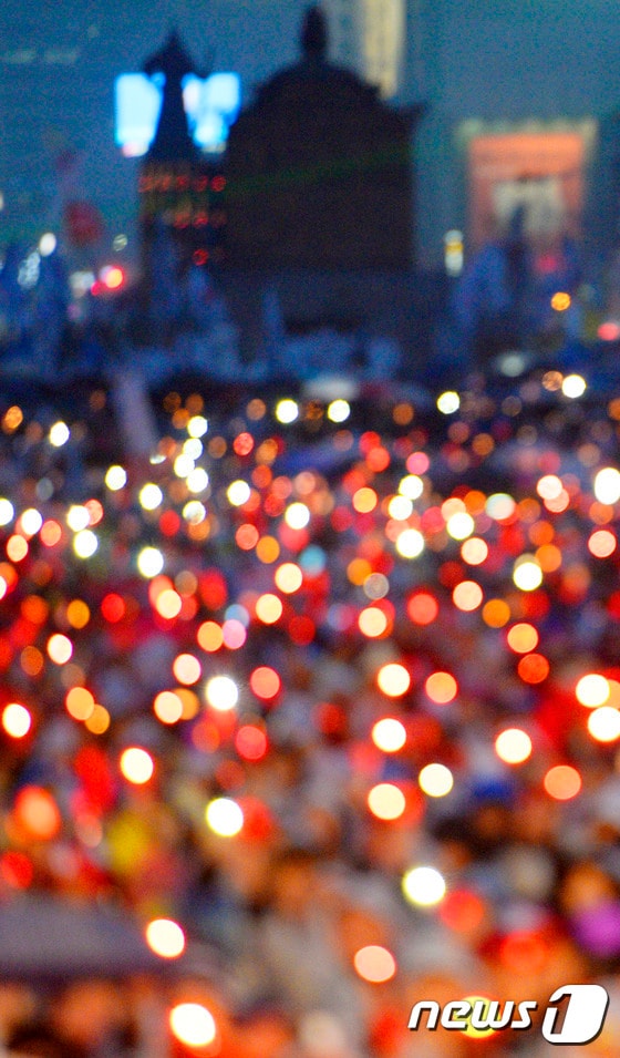 제98주년 삼일절인 1일 오후 서울 광화문 광장에서 열린 박근혜 퇴진 촉구 집회에서 참가자들이 박 대통령을 향한 경고의 의미로 붉은 촛불을 들고 있다. 2017.3.1/뉴스1 © News1 안은나 기자