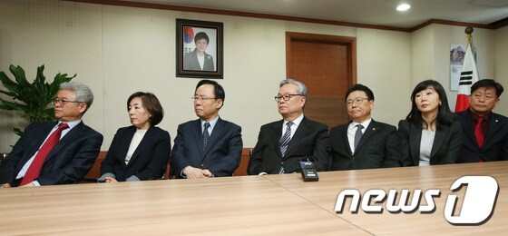 '박근혜 대통령 탄핵심판 선고' 지켜보는 자유한국당
