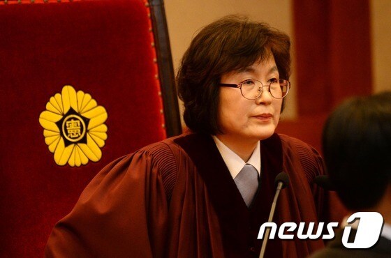 [탄핵인용] '탄핵심판 선고'...착석하는 이정미 재판관