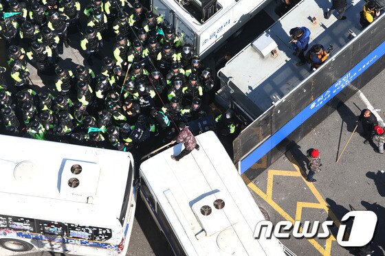 [탄핵인용] 경찰버스 올라선 탄핵반대집회 참석자