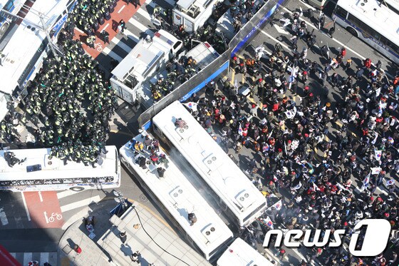 [탄핵인용] 경찰 차벽 '돌진'한 탄핵 반대 단체
