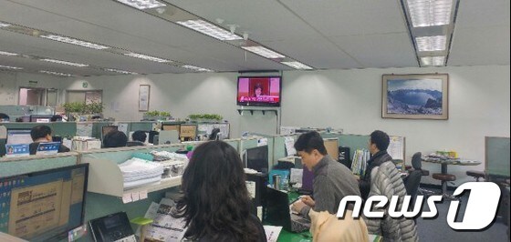 박근혜 대통령에 대한 헌법재판소의 선고가 내려진 10일 오전 대전시청의 한 부서 공무원들이 TV를 지켜보고 있다. © News1
