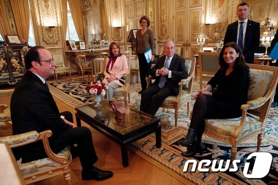9일(현지시간) 프랑스 파리에서 마이클 블룸버그 UN 기후변화 특사(오른쪽에서 두 번째)가 프랑수아 올랑드 트랑스 대통령(맨 왼쪽), 안 이달고 파리 시장(맨 오른쪽)과 만나 이야기를 나누고 있다. © AFP=뉴스1