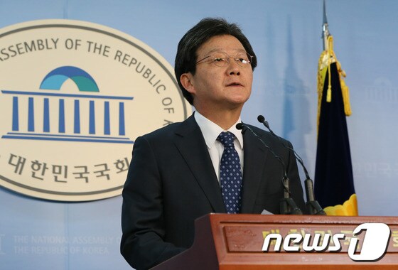 [탄핵인용]'朴 탄핵인용' 관련 기자회견하는 유승민 의원