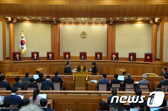 [탄핵인용] 8인 헌법재판관들의 결정 '탄핵 인용'