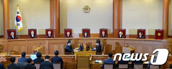 [탄핵인용] 8인의 헌법재판관 '대통령 탄핵 인용'