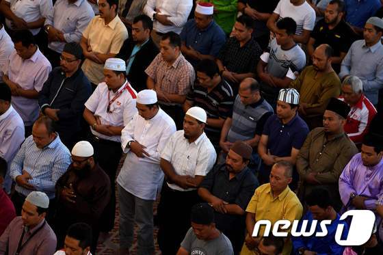 말레이시아 무슬림들이 쿠알라룸푸르에 있는 모스크에서 특별 예배를 하고 있다. © AFP=뉴스1 © News1 최종일 기자
