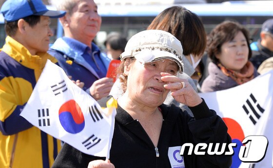 10일 헌재에서 박근혜 대통령에 대한 탄핵이 결정되자 한 시민이 기쁨의 눈물을 흘리고 있다. © News1