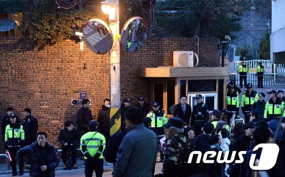 10일 오후 서울 강남구 삼성동 박근혜 전 대통령 사저 앞에 경찰이 경비를 서는 모습. 뉴스1 © News1 민경석 기자