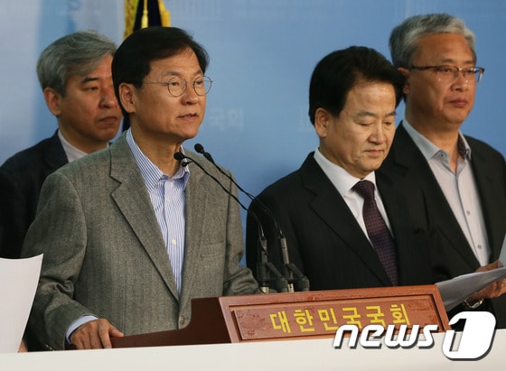 국민의당 천정배 전 공동대표(왼쪽에서 2번째)와 정동영 의원(왼쪽에서 3번째) ./뉴스1 © News1 송원영 기자