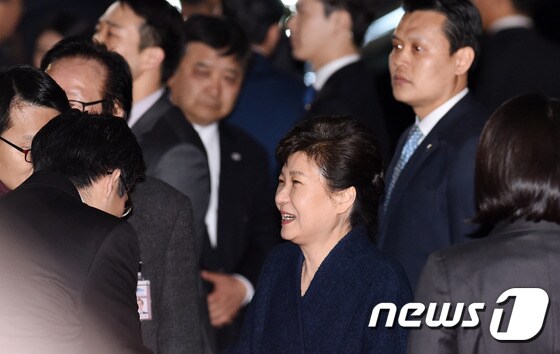 박근혜 전 대통령이 헌법재판소의 탄핵심판 인용으로 청와대를 떠난  지난 12일 저녁 서울 강남구 삼성동 사저로 들어가기 전 지지자들과 인사를 나누고 있다. /뉴스1 © News1