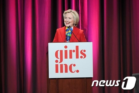 힐러리 클린턴 전 미국 국무장관이 지난 7일 뉴욕 행사에서 연설하고 있다. © AFP=뉴스1