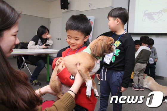 '동물매개 치유 문화교실'에 참가한 아이들.(사진 농촌진흥청 제공)© News1