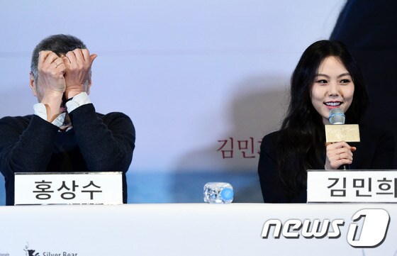 손에는 커플링 반짝 반짝. © News1 스타/권현진 기자