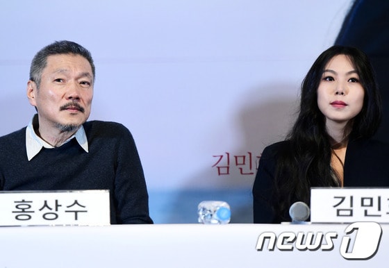 불륜설 질문을 받는 홍상수 감독과 김민희. © News1스타/ 권현진 기자