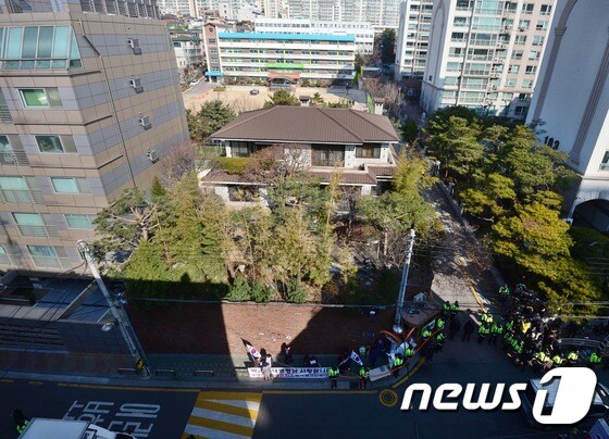 서울 강남구 박근혜 전 대통령 자택 앞 모습. 뉴스1 © News1 사진공동취재단