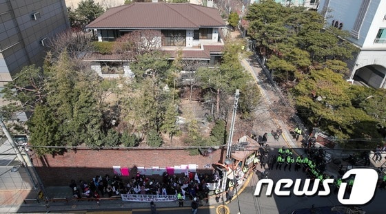 서울 강남구 삼성동 박근혜 전 대통령 사저 앞. © News1 사진공동취재단