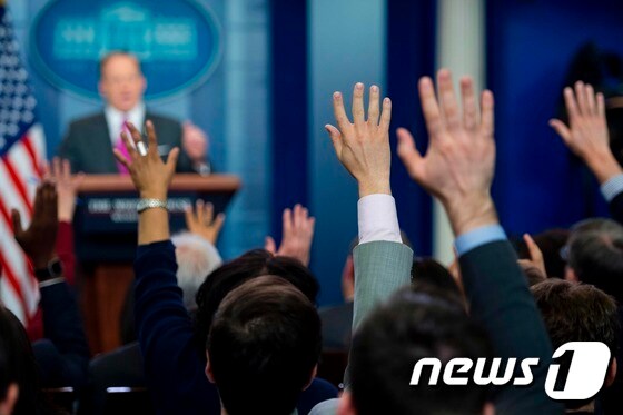 숀 스파이서 백악관 대변인이 정례 브리핑을 하는 가운데 기자들이 손을 들어 질문을 하고 있다. © AFP=뉴스1