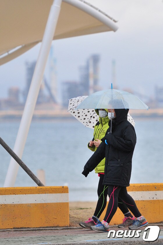 14일  경북 포항시 전역에 봄비가 촉촉히 내리자 우산을 든 시민들이 영일대해수욕장 앞으로 걸어가고 있다./뉴스1 © News1 최창호 기자