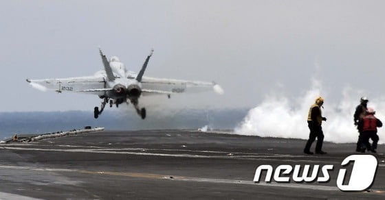 14일 한반도 동남쪽 공해상에 도착한 미국 제3함대 소속의 핵항공모함인 칼빈슨호 비행갑판에서 F/A-18 전투기가 이륙하고 있다. 017.3.14/뉴스1 © News1 사진공동취재단