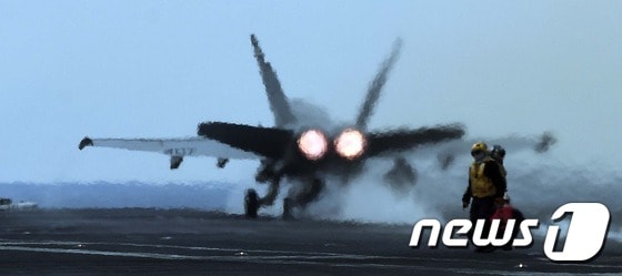 미국 해군 항공모함 '칼빈슨' 갑판에서 F/A-18 '호넷' 전투공격기가 이륙하고 있는 모습. 2017.3.14/뉴스1 © News1 사진공동취재단