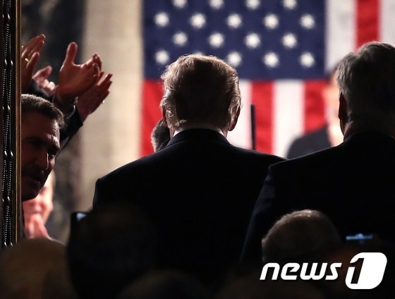 의회로 입장하는 도널드 트럼프 미국 대통령의 뒷모습. © AFP=뉴스1