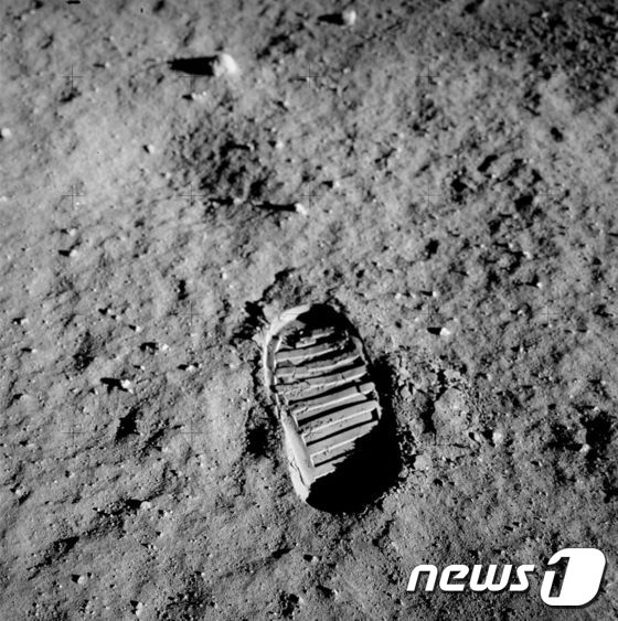 달 표면에 남겨진 인류 발자국. © News1
