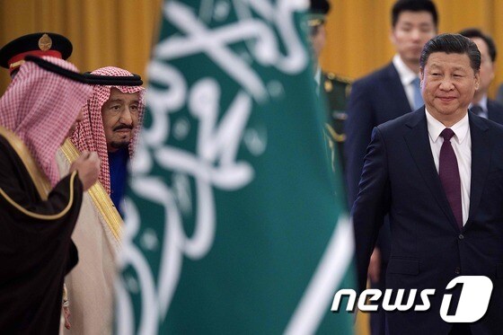 살만 빈 압둘아지즈 알사우드(81) 사우디아라비아 국왕이 16일 중국 베이징을 방문해 시진핑 주석을 만났다. 살만 왕의 방중 일정은 사흘간 이어진다.© AFP=뉴스1