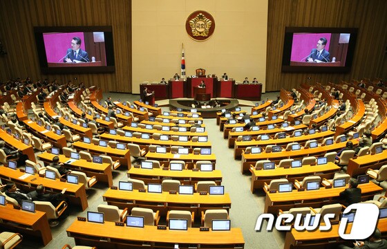 긴급현안질문. 2017.3.16/뉴스1 © News1 송원영 기자
