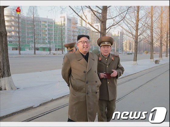 북한 조선중앙TV가 공개한 김정은의 평양 여명거리 시찰 모습. © News1
