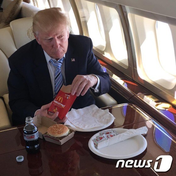 도널드 트럼프가 지난해 5월 공화당 대선후보로 공식 확정된 뒤 소셜미디어를 통해 공개한 맥도날드 햄버거와 프렌치프라이를 먹는 사진. (트럼프 인스타그램) © News1