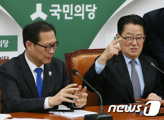 박지원 국민의당 대표(오른쪽). 2017.3.17/뉴스1 © News1 송원영 기자