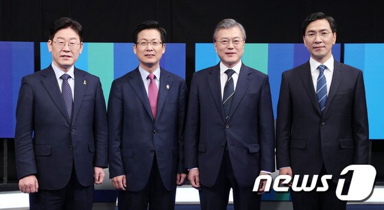 더불어민주당 대선주자들이 17일 서울  MBN 스튜디오에서 열린 민주당 대선 후보  경선 토론회에 앞서 기념 촬영하고 있다. 2017.3.17/뉴스1 © News1 국회사진기자단