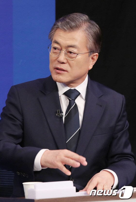 문재인 '민주당 경선 토론 준비중'