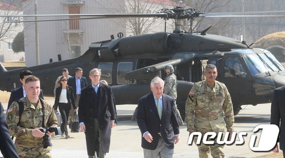 렉스 틸러슨 미국 국무장관(앞줄 왼쪽)이 17일 헬기를 타고 비무장지대(DMZ) ‘캠프 보니파스'에 도착, 빈센트 브룩스 한미연합사령관(오른쪽)의 안내를 받으며 걸어가고 있다. 2017.3.17/뉴스1 © News1 사진공동취재단