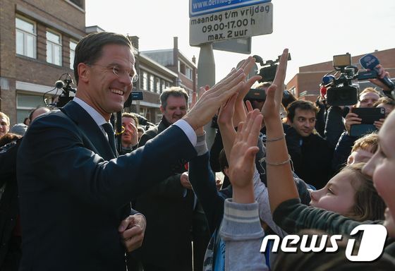 네덜란드 총선에서 제1당 지위를 유지한 집권 자유민주당(VVD)의 마르크 뤼테 총리가 지지자들과 인사하고 있다. © AFP=뉴스1