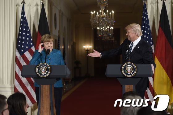 미 백악관 이스트룸에서 기자회견 중인 독일 앙겔라 메르켈 총리와 도널드 트럼프 미 대통령 © AFP=뉴스1