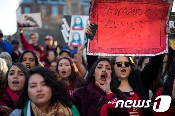 8일(현지시간) 미국 뉴욕시에서 여성들이 세계 여성의날을 맞아 '여성이 없는 날' 총파업 시위를 벌였다. © AFP=뉴스1