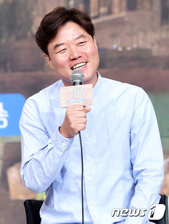 나영석 pd가 20일 오후 서울 영등포 타임스퀘어에서 열린 tvN '윤식당' 제작발표회에 참석해 인사말을 하고 있다. © News1 권현진 기자
