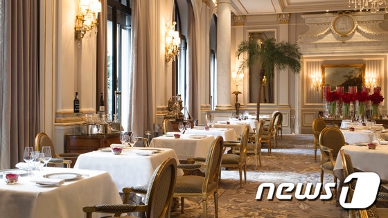포시즌스 호텔 조지 V 파리의 시그니처 레스토랑으로 미슐랭 3스타를 받은 르 생크.© News1
