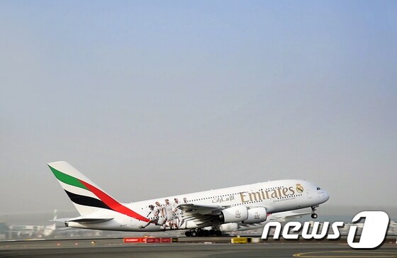 레알 마드리드 선수들의 모습이 담긴 에미레이트 항공의 A380 기종.© News1