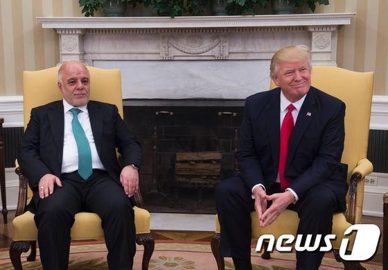 20일(현지시간) 백악관 오벌오피스에서 하이델 알 아바디 이라크 총리(왼쪽) 도널드 트럼프 미 대통령이 함께 앉아 있다. © AFP=뉴스1