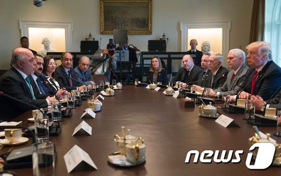 20일(현지시간) 하이델 알 아바디 이라크 총리(왼쪽) 도널드 트럼프 미 대통령이 참모진들과 함께 미 백악관 캐비닛룸에서 회담을 갖고 있다. © AFP=뉴스1