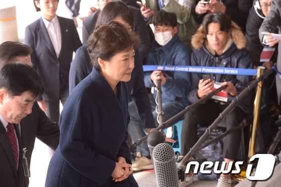 박근혜 전 대통령이 21일 오전 서울 서초동 중앙지검에 피의자 신분으로 조사를 받기 위해 출석하고 있다.  © News1 사진공동취재단