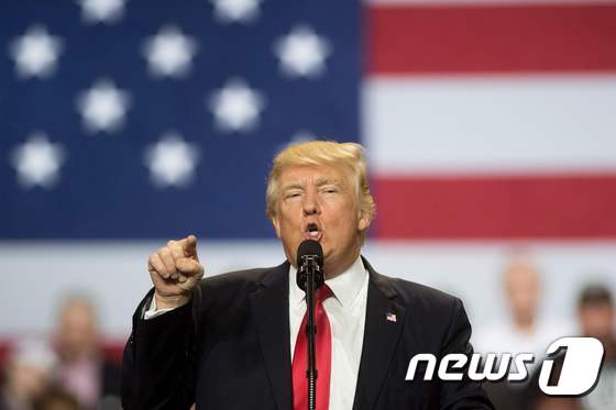 도널드 트럼프 미국 대통령이 20일(현지시간) 켄터키 주 루이스빌 '미국을 다시 강하게 만들자' 집회에서 연설하고 있다. © AFP=뉴스1