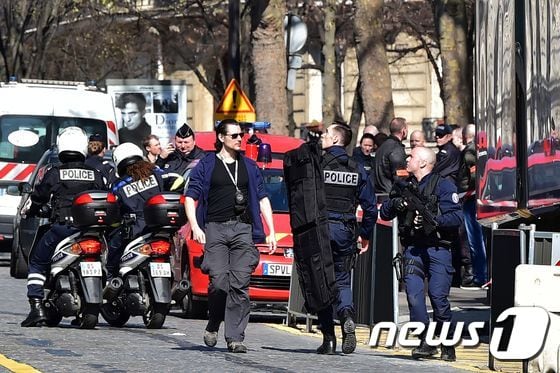 지난 16일 프랑스 파리 국제통화기금(IMF) 청사 앞에 경찰이 운집해 있다. © AFP=뉴스1