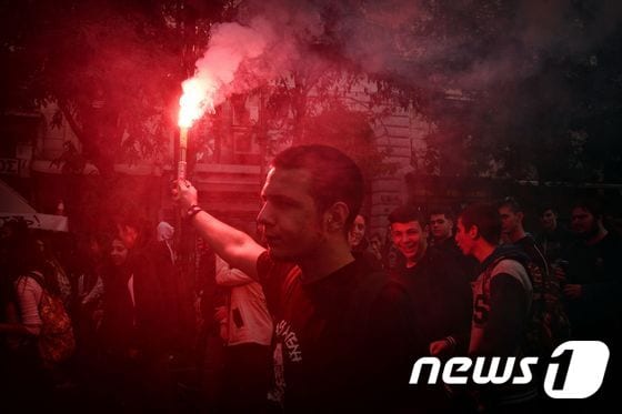 재정긴축에 항의하는 그리스 고등학생 시위대. © AFP=뉴스1