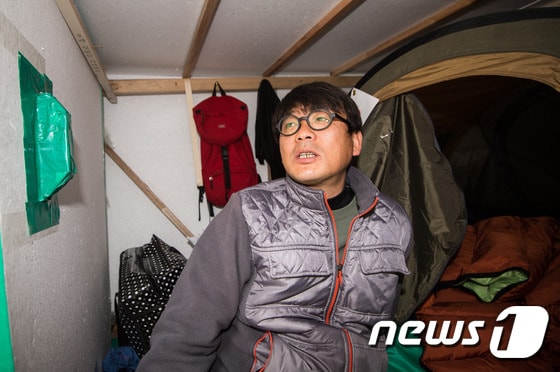 송경동 시인이 광화문 캠핑촌에서 지내던 당시의 모습.  /뉴스1 © News1